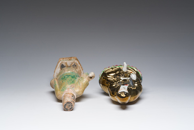 Een Chinese groen-geglazuurde aardewerken tempelwachter en een famille rose Guanyin, wellicht Ming en 20ste eeuw