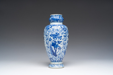 Vase en porcelaine de Chine bleu et blanc et un plat famille verte &agrave; monture en bronze dor&eacute;, Kangxi