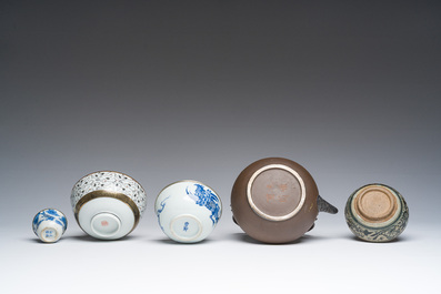 Een diverse collectie porselein en steengoed, China, Vietnam en Thailand, 16de/20ste eeuw