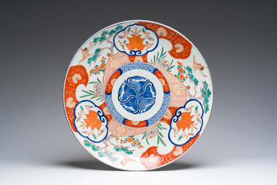 Imposant plat en porcelaine de Japon bleu et blanc &agrave; d&eacute;cor de panier fleuri et un plat Imari, Meiji, 19&egrave;me si&egrave;cle