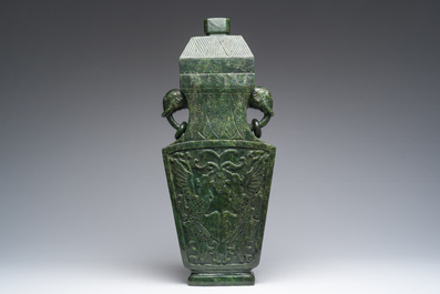 Een grote Chinese spinaziegroene jade&iuml;et dekselvaas met feniksen en handvatten in de vorm van olifantenkoppen, 20ste eeuw