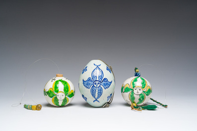 Een blauw-witte ovalen en twee polychrome ronde hangende ornamenten, Kutahya, Turkije, 18de/19de eeuw