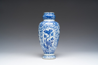 Vase en porcelaine de Chine bleu et blanc et un plat famille verte &agrave; monture en bronze dor&eacute;, Kangxi