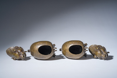 Paire de br&ucirc;le-parfums en bronze en forme de cr&eacute;ature mythique, Chine, 19&egrave;me/20&egrave;me si&egrave;cle