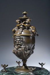 Lampe &agrave; huile en forme de fontaine avec une corne d'abondance, bronze &agrave; patine brune sur un socle en marbre vert de mer, fin du 19&egrave;me s.
