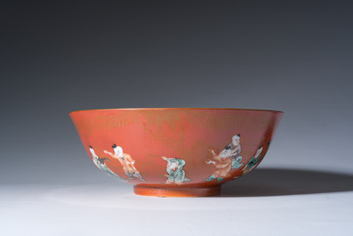 Bol en porcelaine de Chine famille verte &agrave; d&eacute;cor de gar&ccedil;ons jouant sur fond rouge de corail, 19&egrave;me/20&egrave;me si&egrave;cle