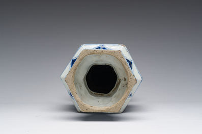 Een hexagonale Chinese blauw-witte vaas met figuren in een landschap en antiquiteiten, Kangxi