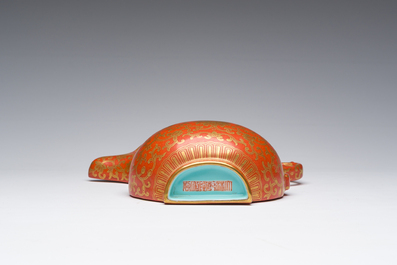 Vase &agrave; suspendre en porcelaine de Chine &agrave; d&eacute;cor dor&eacute; de rinceaux de lotus sur fond rouge de corail, marque de Qianlong, 20&egrave;me si&egrave;cle