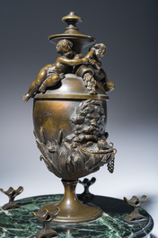 Lampe &agrave; huile en forme de fontaine avec une corne d'abondance, bronze &agrave; patine brune sur un socle en marbre vert de mer, fin du 19&egrave;me s.