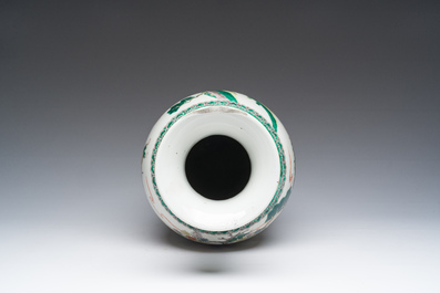 Een Chinese famille verte vaas met strijdsc&egrave;nes rondom, Kangxi merk, 19de eeuw