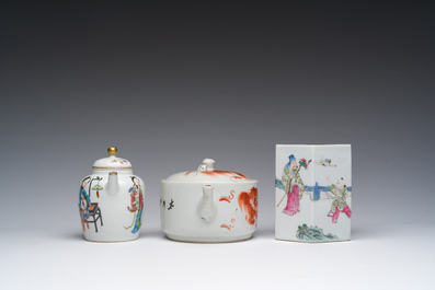 Twee Chinese famille rose en ijzerrode theepotten met deksel en een hexagonale penselenbeker met figuratief decor, 19de/20ste eeuw