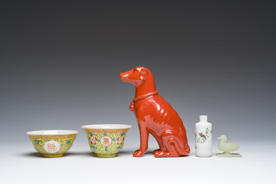 Collection vari&eacute;e en porcelaine de Chine famille rose et rouge monochrome et un canard en jade, 19&egrave;me/20&egrave;me si&egrave;cle