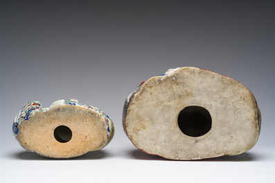 Deux figures de Bouddha avec enfants en porcelaine de Chine famille rose, 19&egrave;me/20&egrave;me si&egrave;cle