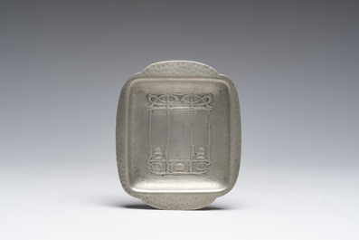 Een continentale tinnen art-nouveauchampagnekoeler en een Engels tinnen Liberty &amp; Co schaaltje, vroeg 20ste eeuw