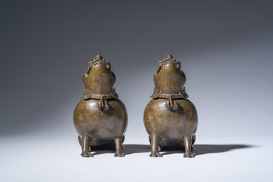 Paire de br&ucirc;le-parfums en bronze en forme de cr&eacute;ature mythique, Chine, 19&egrave;me/20&egrave;me si&egrave;cle