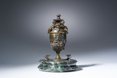 Lampe &agrave; huile en forme de fontaine avec une corne d'abondance, bronze &agrave; patine brune sur un socle en marbre vert de mer, fin du 19&egrave;me s.