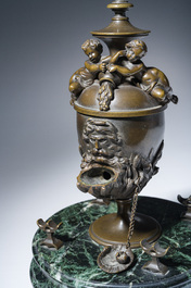 Lampe &agrave; huile en forme de fontaine avec une corne d'abondance, bronze &agrave; patine brune sur un socle en marbre vert de mer, fin du 19&egrave;me s.