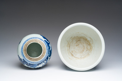 Een Chinese blauw-witte dekselpot en een wierookbrander met drakendecor, 19de/20ste eeuw