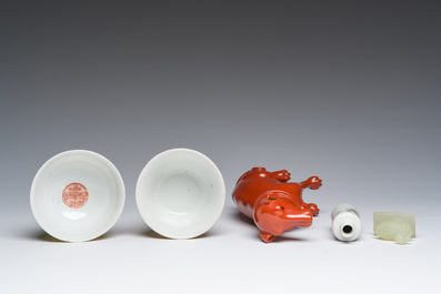 Collection vari&eacute;e en porcelaine de Chine famille rose et rouge monochrome et un canard en jade, 19&egrave;me/20&egrave;me si&egrave;cle