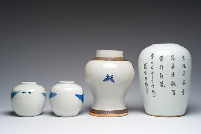 Drie Chinese blauw-witte vazen en een qianjiang cai dekselpot met antiquiteiten, 19de/20ste eeuw