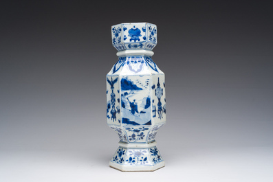 Een hexagonale Chinese blauw-witte vaas met figuren in een landschap en antiquiteiten, Kangxi
