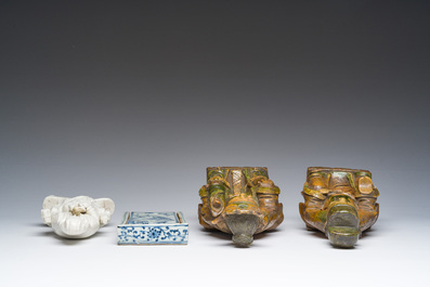 Een paar Chinese sancai figuren, een Dehua blanc de Chine Guanyin en een blauw-witte dekseldoos, Kangxi en later