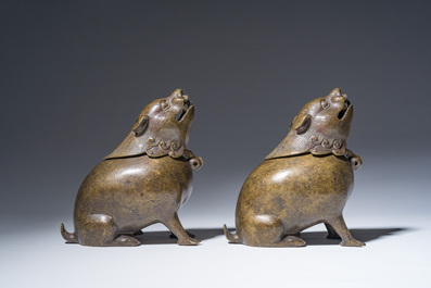 Paire de br&ucirc;le-parfums en bronze en forme de cr&eacute;ature mythique, Chine, 19&egrave;me/20&egrave;me si&egrave;cle