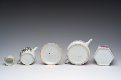 Twee Chinese famille rose en ijzerrode theepotten met deksel en een hexagonale penselenbeker met figuratief decor, 19de/20ste eeuw