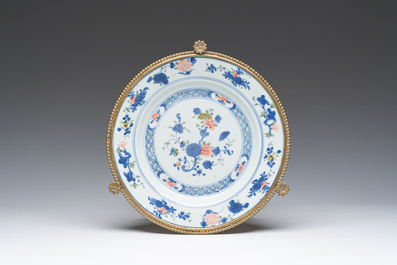 Vase en porcelaine de Chine bleu et blanc et un plat famille verte &agrave; monture en bronze dor&eacute;, Kangxi