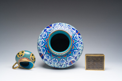 Vase de forme 'meiping', une verseuse et une bo&icirc;te couverte en &eacute;maux cloisonn&eacute;s, Chine, 19&egrave;me/20&egrave;me si&egrave;cle