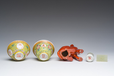 Collection vari&eacute;e en porcelaine de Chine famille rose et rouge monochrome et un canard en jade, 19&egrave;me/20&egrave;me si&egrave;cle