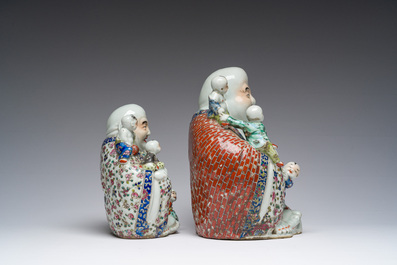 Deux figures de Bouddha avec enfants en porcelaine de Chine famille rose, 19&egrave;me/20&egrave;me si&egrave;cle