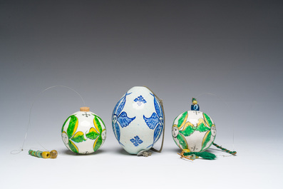 Een blauw-witte ovalen en twee polychrome ronde hangende ornamenten, Kutahya, Turkije, 18de/19de eeuw