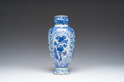Vase en porcelaine de Chine bleu et blanc et un plat famille verte &agrave; monture en bronze dor&eacute;, Kangxi
