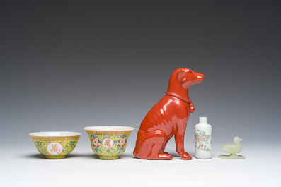 Collection vari&eacute;e en porcelaine de Chine famille rose et rouge monochrome et un canard en jade, 19&egrave;me/20&egrave;me si&egrave;cle