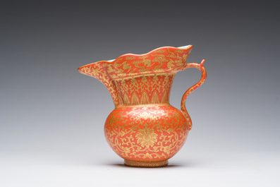 Vase &agrave; suspendre en porcelaine de Chine &agrave; d&eacute;cor dor&eacute; de rinceaux de lotus sur fond rouge de corail, marque de Qianlong, 20&egrave;me si&egrave;cle