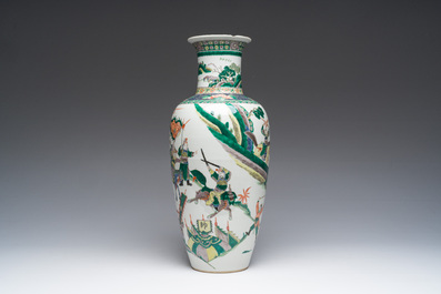 Een Chinese famille verte vaas met strijdsc&egrave;nes rondom, Kangxi merk, 19de eeuw