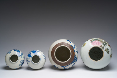 Drie Chinese blauw-witte vazen en een qianjiang cai dekselpot met antiquiteiten, 19de/20ste eeuw