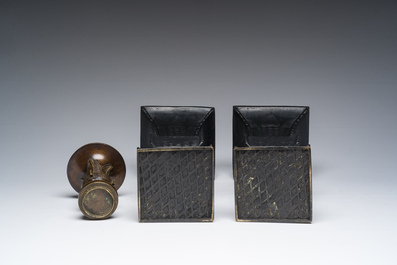 Een Chinese opengewerkte bronzen wierookbrander, een schotel met gegraveerd decor en drie vazen, 19de/20ste eeuw