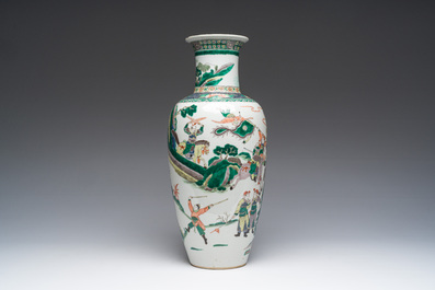 Een Chinese famille verte vaas met strijdsc&egrave;nes rondom, Kangxi merk, 19de eeuw