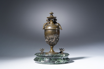 Lampe &agrave; huile en forme de fontaine avec une corne d'abondance, bronze &agrave; patine brune sur un socle en marbre vert de mer, fin du 19&egrave;me s.