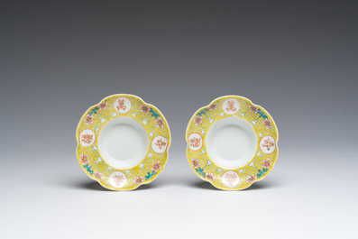 Collection vari&eacute;e en porcelaine de Chine famille rose et rouge monochrome et un canard en jade, 19&egrave;me/20&egrave;me si&egrave;cle