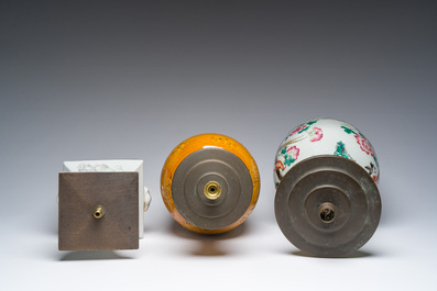 Trois vases en porcelaine de Chine famille rose, qianjiang cai et monochrome transform&eacute;s en lampes, 19&egrave;me/20&egrave;me si&egrave;cle