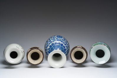 Five Chinese blue, white and famille rose vases, 19th/20th C.