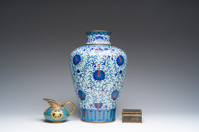Vase de forme 'meiping', une verseuse et une bo&icirc;te couverte en &eacute;maux cloisonn&eacute;s, Chine, 19&egrave;me/20&egrave;me si&egrave;cle