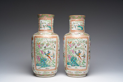 Paire de vases en porcelaine de Chine famille rose de Canton &agrave; d&eacute;cor d'oiseaux et de papillons parmi des branches fleuries et des antiquit&eacute;s, 19&egrave;me s.