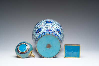 Vase de forme 'meiping', une verseuse et une bo&icirc;te couverte en &eacute;maux cloisonn&eacute;s, Chine, 19&egrave;me/20&egrave;me si&egrave;cle
