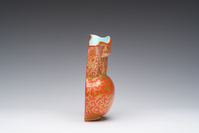 Vase &agrave; suspendre en porcelaine de Chine &agrave; d&eacute;cor dor&eacute; de rinceaux de lotus sur fond rouge de corail, marque de Qianlong, 20&egrave;me si&egrave;cle