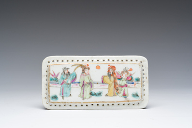 Collection vari&eacute;e en porcelaine de Chine famille rose et rouge monochrome et un canard en jade, 19&egrave;me/20&egrave;me si&egrave;cle