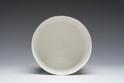 Claire Verkoyen (1959): Een cilindervormige eierschaal porseleinen 'Psychedelics I' vaas met transferdecoratie, Unica, gedateerd 2003